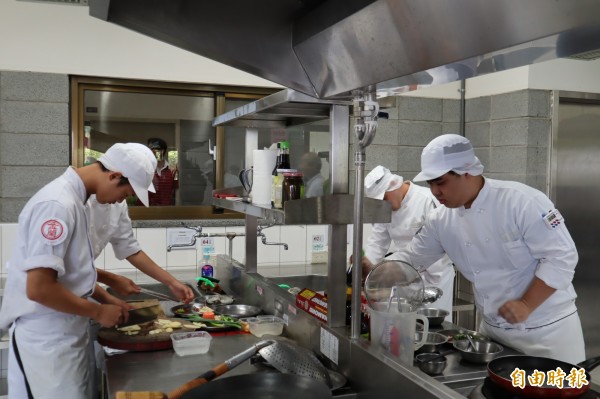 描述: 第8屆金蘭盃國際廚藝賽在嘉陽高中道舉行，參賽者必需在45分鐘內完成料理，氣氛緊張。（記者歐素美攝）