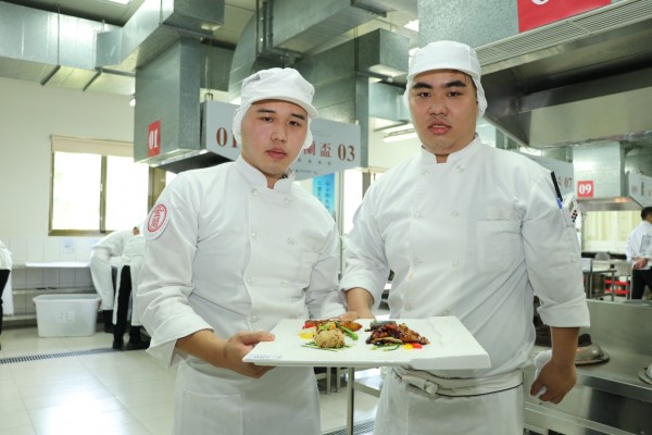 描述: 第8屆金蘭盃國際廚藝賽，中華醫事科技大學王禹璁（左）、蔡銘洋（右）以金蘭醬料推出「鱻」料理。（圖由金蘭公司提供）